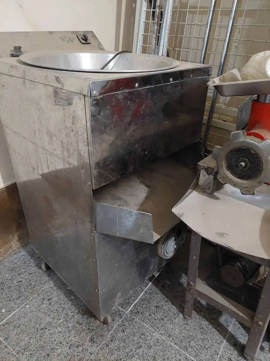 چرخ گوشت ۳۲|کافی‌شاپ و رستوران|قم, سالاریه|دیوار