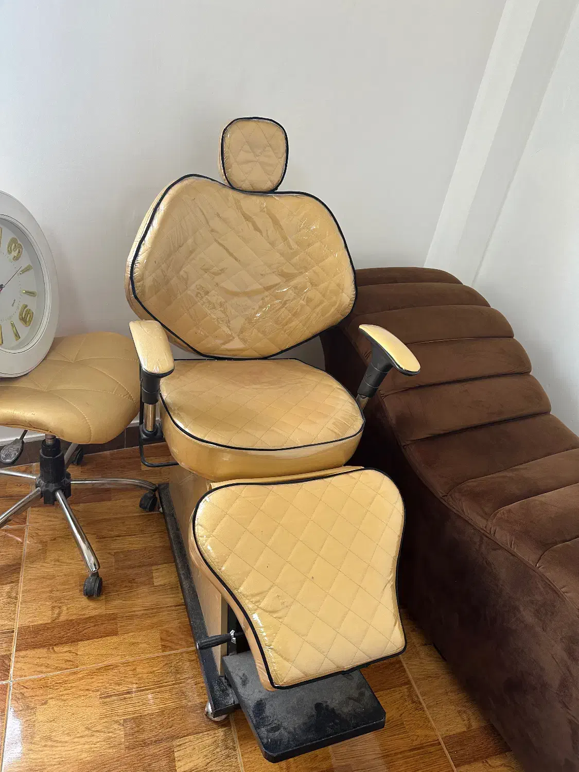 صندلی ارایشگاه|آرایشگاه و سالن‌های زیبایی|لنگرود, |دیوار