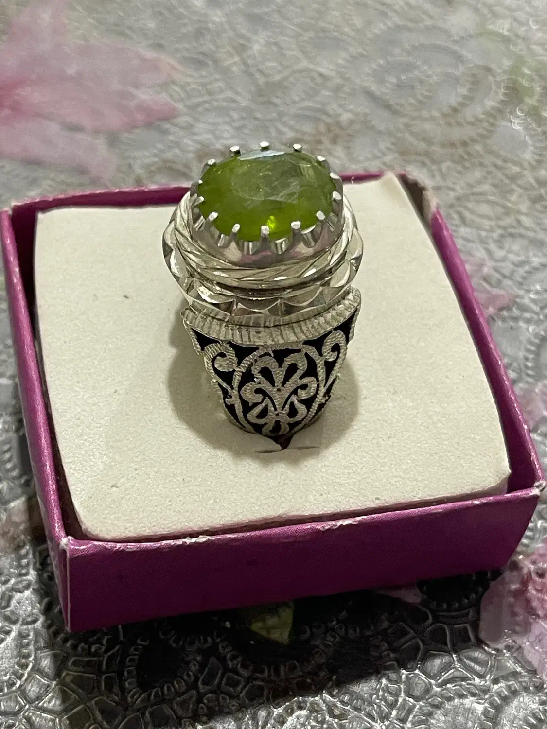 انگشتر.  زبرجد|جواهرات|ساری, |دیوار