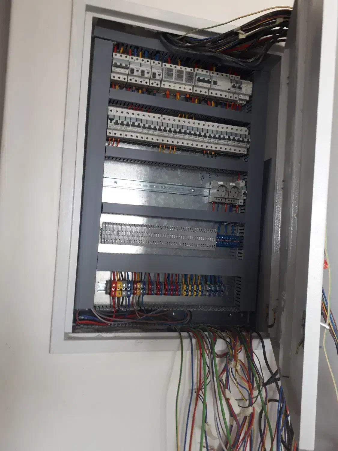 کارگر جهت برق کاری ساختمان|استخدام معماری، عمران و ساختمانی|دزفول, |دیوار