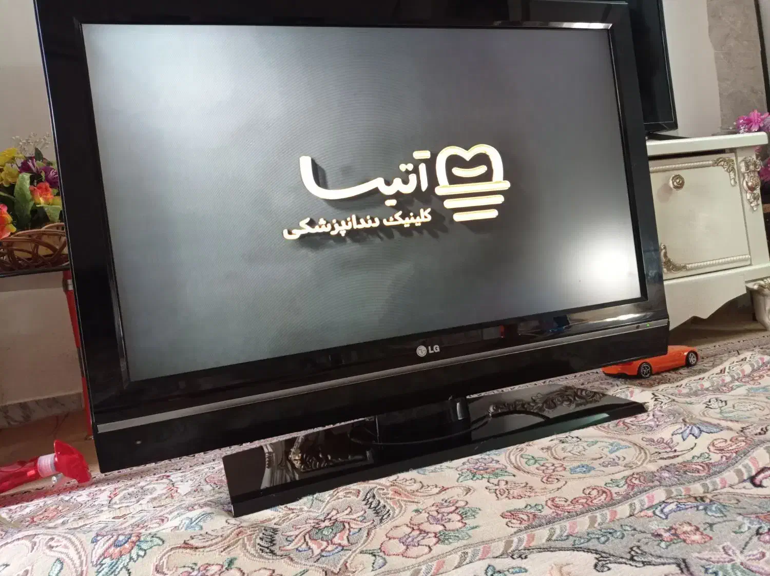 تلویزیون ال جی در حد نو اصل کره همراه با میز|تلویزیون و پروژکتور|اردبیل, |دیوار