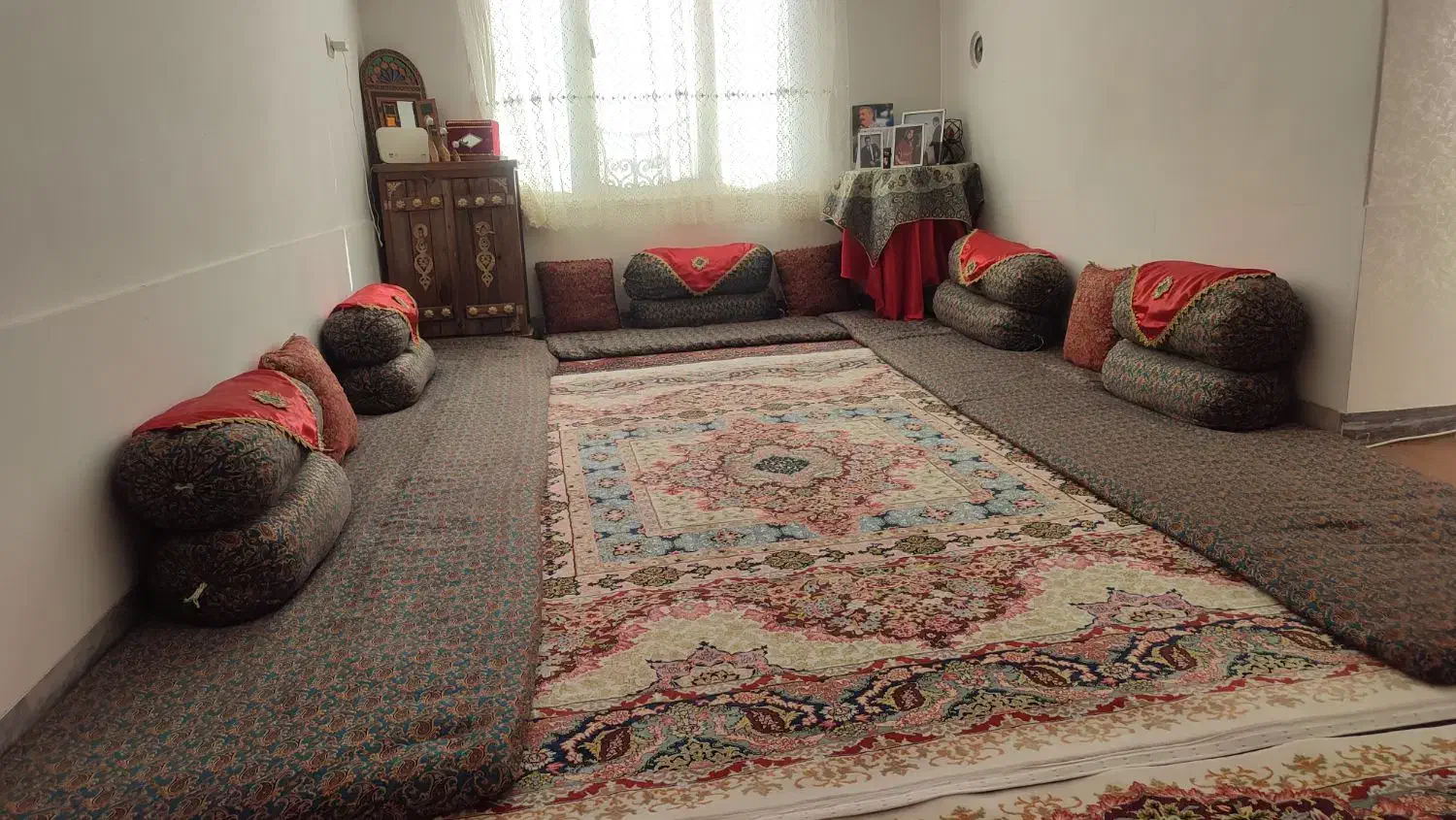 شاه نشین سنتی|رختخواب، بالش، پتو|سنندج, |دیوار