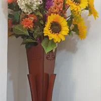 گلدان چوبی و گل مصنوعی