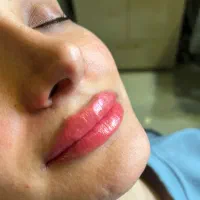 آرایش دائم صورت . شید لب و بن مژه