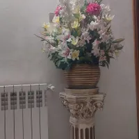 گل و گلدان مصنوعی کنار سالنی