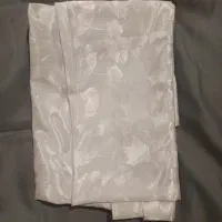 یک قواره پارچه ابریشمی سفید گلدار