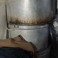 تعدادی دیگ پاتیل سیخ و وسایل تالار به فروش می‌رسد