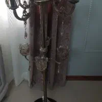 کنار سالنی یا آباژور ایستاده شیک و جذاب نوی نو