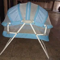 گهواره کنار تخت مادر.