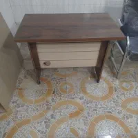 میز تحریر و صندلی و قفسه چوبی