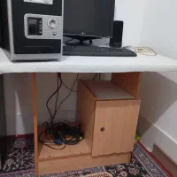 کامپیوتر به همراه میز
