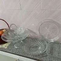 پنج تیکه شیشه و سبد میوه