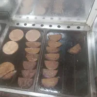 تمامی لوازم فست فودی به فروش می‌رسید