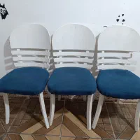 میز و سه عدد صندلی .