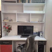 کتابخانه و میزالتحریر