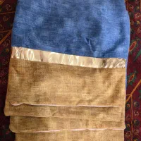 تعدادی رو کوسن و رو میزی