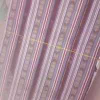 یک میز ناهار خوری بدون صندلی