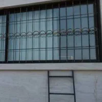 نرده لبه استخر حفاظ پشت پنجره دیوار حیاط باغ