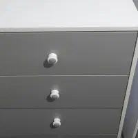 دو تخت خواب و دو دراور یک کمد لباس