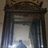 ویترین چوب گردو در حد همراه میز تلوزیون سالم
