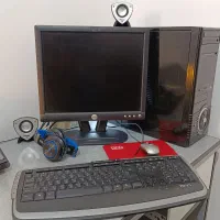 کامپیوتر با مانیتور، موس، کیبورد، اسپیکر و هدفون
