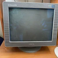 مانیتور ، اسپیکر و میز کامپیوتر دارای کتابخانه