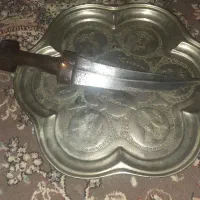 یک عددخنجرجوهری ویک عددسینی قلم کاری هردوکاردست