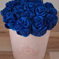 رز مصنوعی به همراه باکس