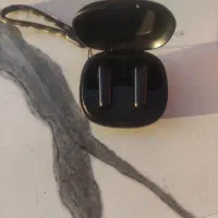 ایر پاد و یک عدد فن خنک کننده گوشی