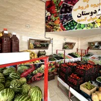 یک کارگر برای کار در میوه فروشی