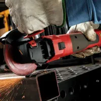 تعدادی کارگر ساده روزمزد و ماهانه