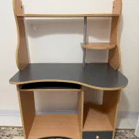 میز تحریر و کامپیوتر