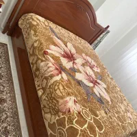 تخت و ایینه قدی