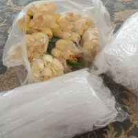 چند شاخه گل مصنوعی
