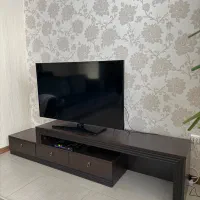 میز تی وی و‌میز نهارخوری چهار نفره دوتا صندلی داره