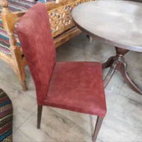 تعدادی میز صندلی