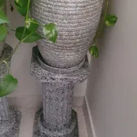 گلدان سفالی با پایه سنگی