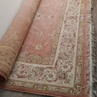 قالی و مبل و میز و متکا