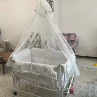 تخت گهواره برقی کنار مادر