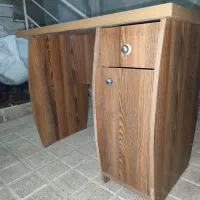 میز تحریر بسیار تمیز با صندلی جکدار