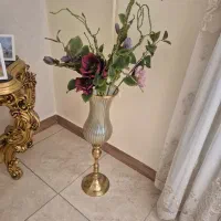 گلدان کنار سالنی هم تک وهم با گل
