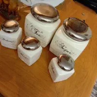 تعدادی ظروف پذیرایی