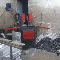 کارگر خانم جوشکاری پی وی سی