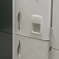 یک دستگاه یخچال فریزر سالم درحد نو