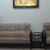مبل راحتی همراه با میز ناهارخوری