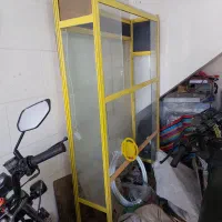 ویترین شیشه ای
