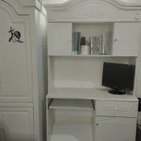 میز تحریر و کتابخانه