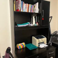 میز و کتابخانه و صندلی