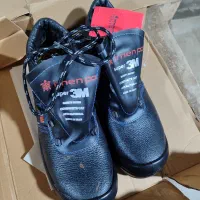 فروش دو جفت کفش ایمنی