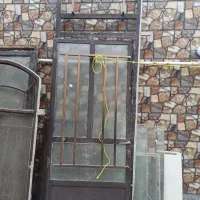 درب و پنجره آهنی و درب چوبی